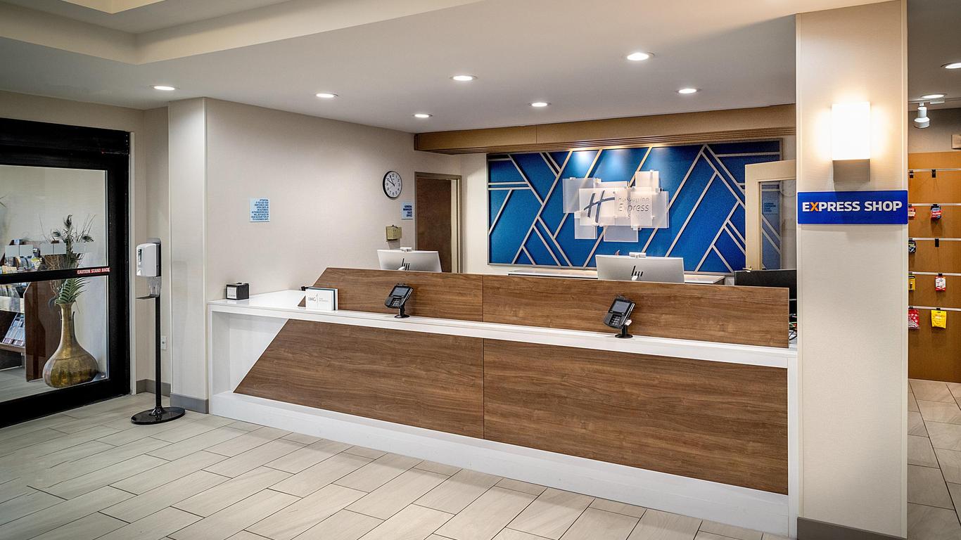 Holiday Inn Express & Suites Fairmont