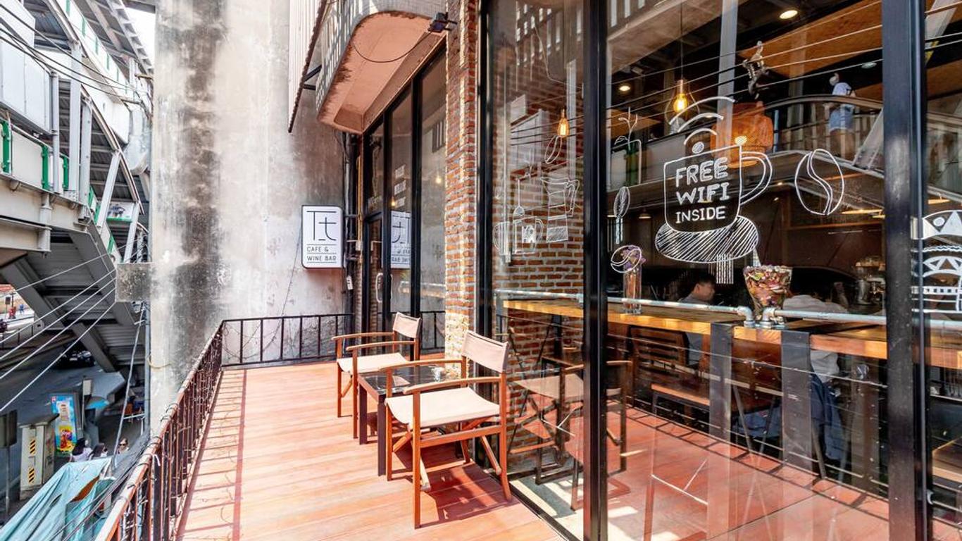 Thonglor Travellers Hostel & Cafe