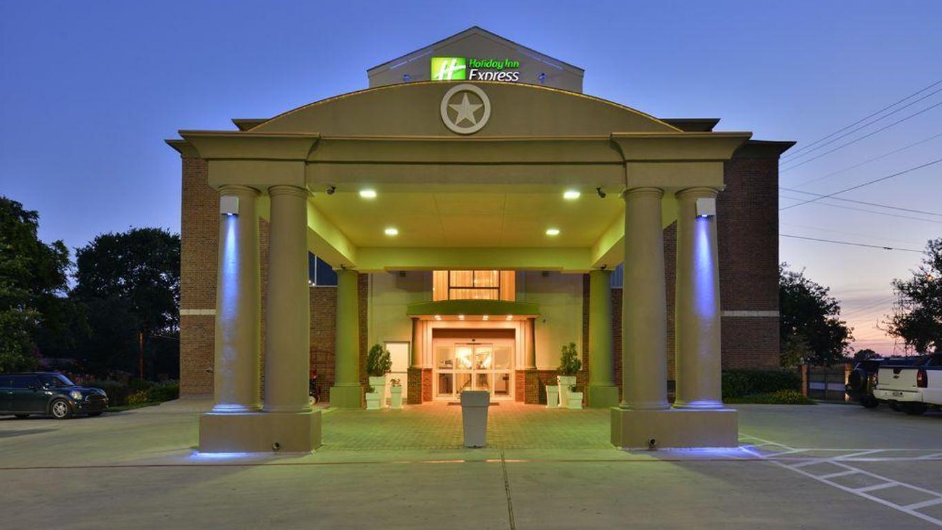 Holiday Inn Express & Suites San Antonio South