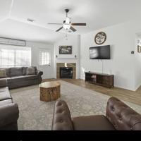 IAH Place: 4 bed, patio-sleeps 8+